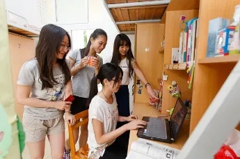 可以在宿舍做什么赚钱呢 可以在宿舍做什么赚钱呢女生