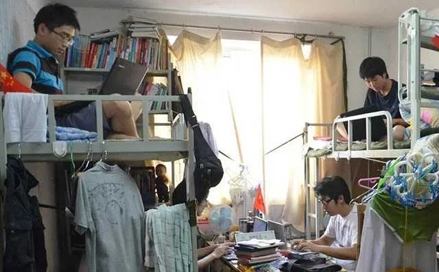 可以在宿舍做什么赚钱呢 可以在宿舍做什么赚钱呢女生