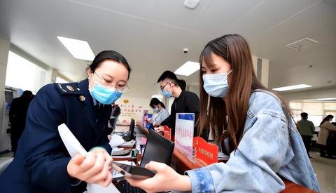 面试官做什么行业赚钱呢？这是一个有趣且发人深思的问题。它不仅仅是关于收入的直接追求，还反映了对于不同行业的价值判断和市场需求的洞察。