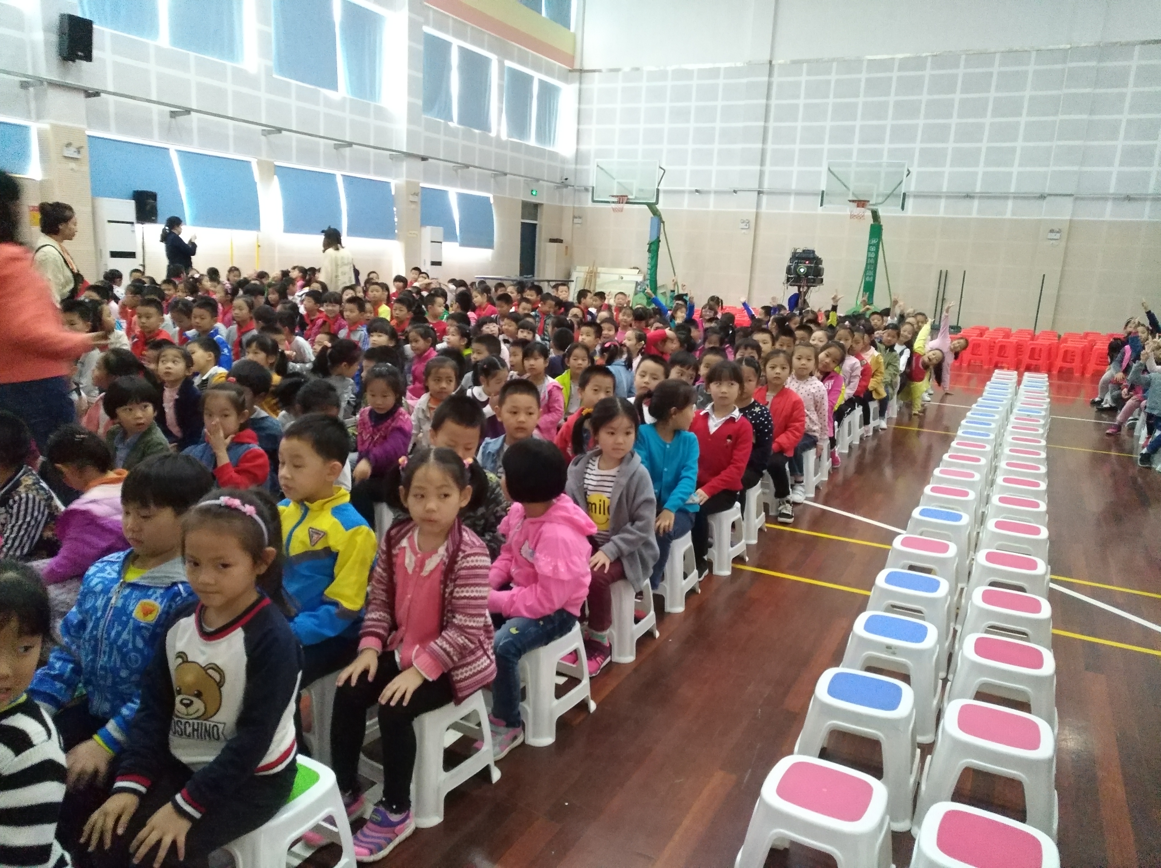 电影学校里做什么生意赚钱