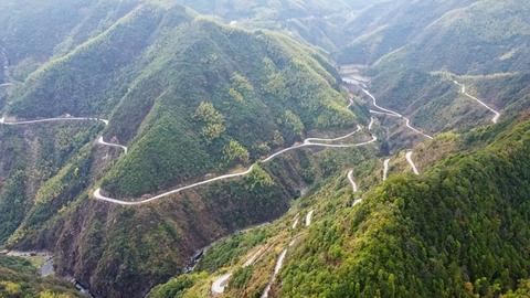 在异地探索财富之路，男生如何在陌生环境中快速致富的途径和策略探索