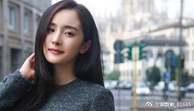 杨幂在韩国做什么生意赚钱？
