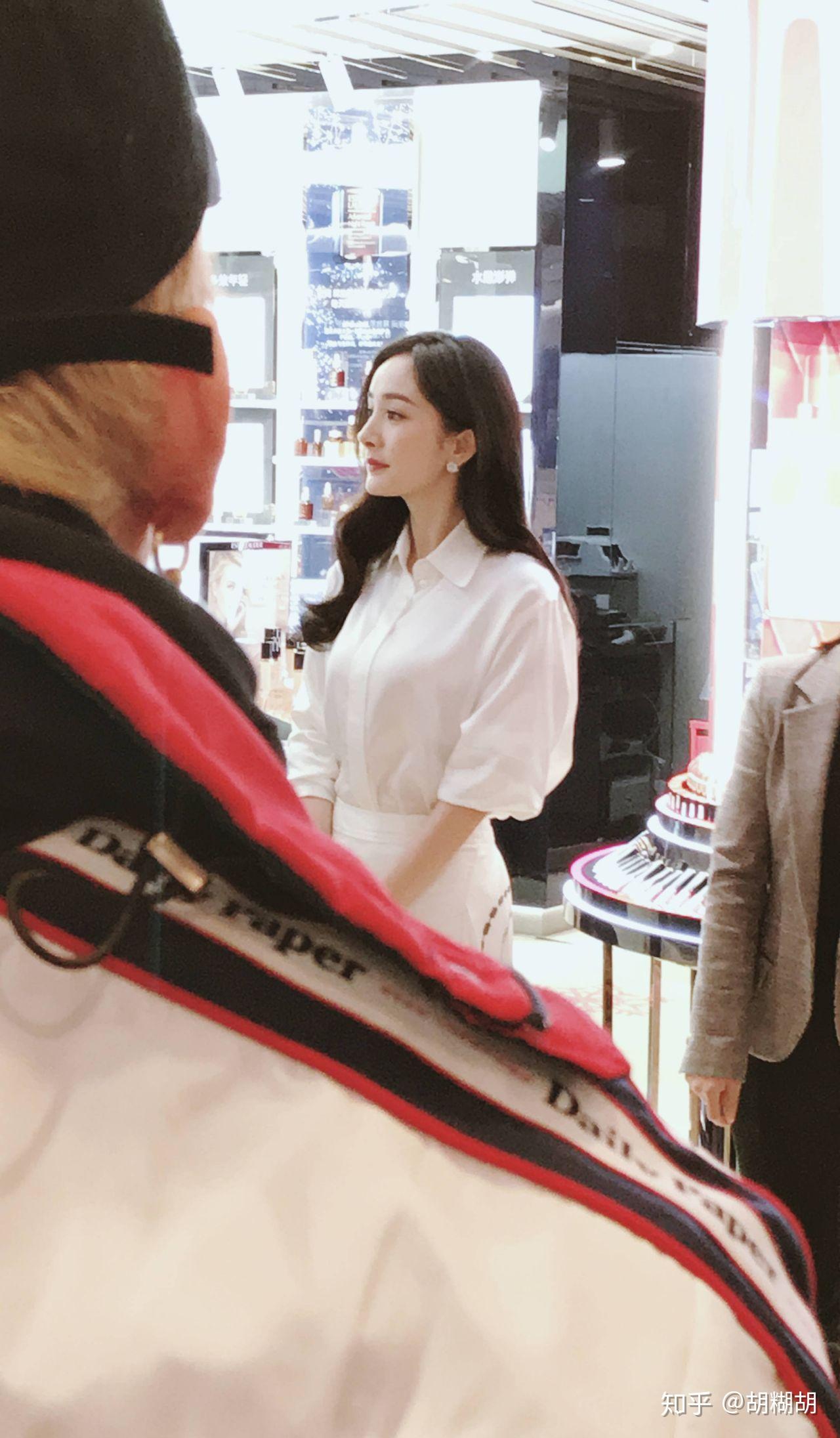 杨幂在韩国做什么生意赚钱？