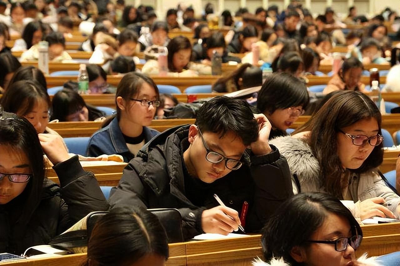 男文科生可做什么工作赚钱 文科男生可以报哪些专业好就业前景