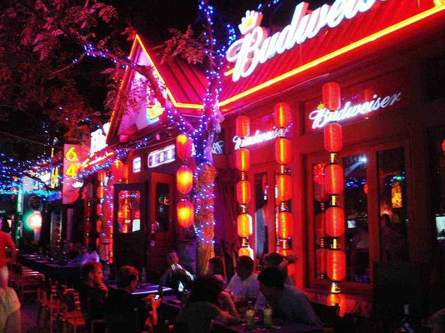 酒吧街适合做什么项目赚钱 酒吧街适合做什么项目赚钱呢