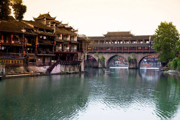 凤凰古城做什么最赚钱 凤凰古城工作好找吗