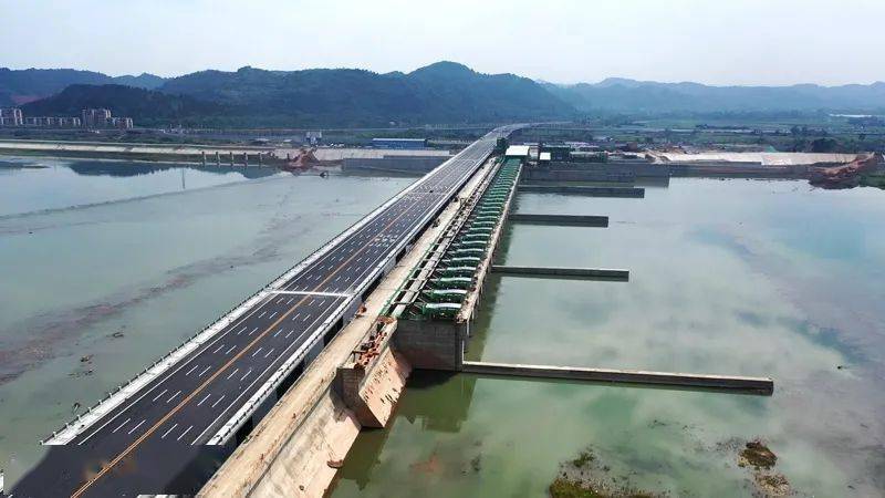 汽车加盟项目海报图片模板，塑造未来财富与事业的桥梁
