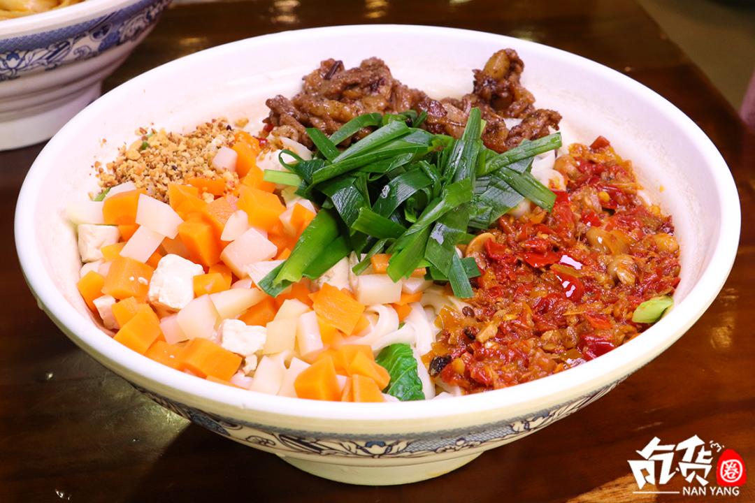 南阳油泼面店加盟项目，面条的饕餮盛宴
