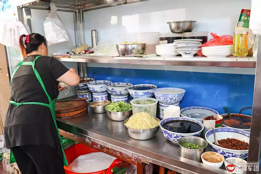 南阳油泼面店加盟项目，面条的饕餮盛宴