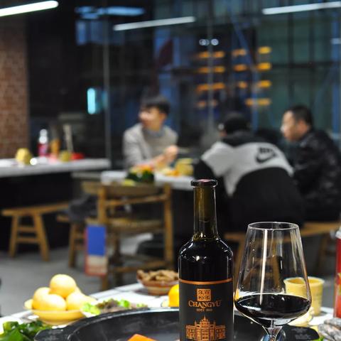 随着国内消费升级，消费者对美食的追求不断提升，火锅作为一种重要的中餐文化，受到越来越多人的喜爱。而无锡作为江苏省的重要城市，其独特的地理位置和悠久的历史文化，使得火锅在这里有着广泛的市场基础。本文将介绍无锡火锅项目加盟机构，探讨其市场潜力、加盟优势和发展前景，为有意加盟的投资者提供参考。
