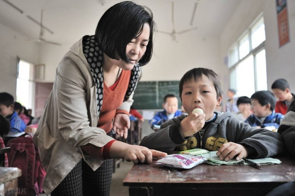 乡村女教师如何应对女多男少现象，策略与案例分享