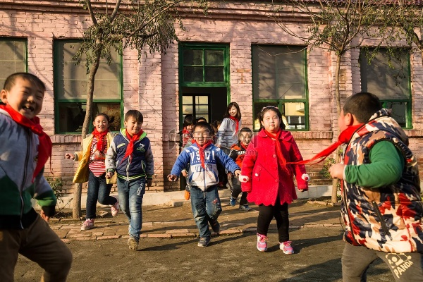 乡村小学校园里的纯真时光