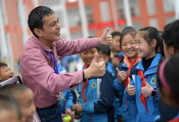 如何当好一名乡村中学校长，用心耕耘，点亮乡村教育之光