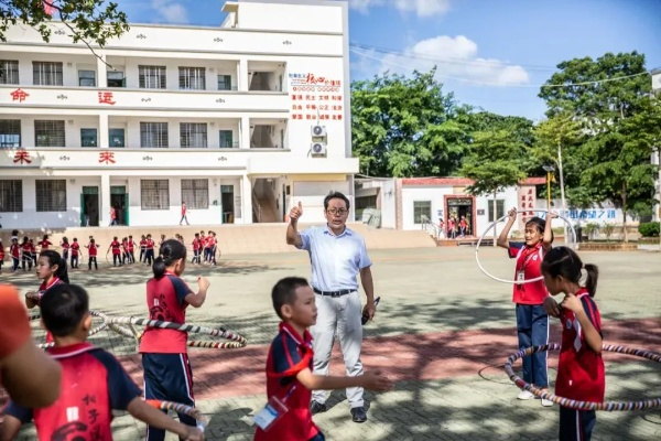 乡村学校校长，如何做好这份充满挑战与爱的职责