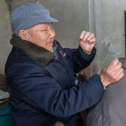 乡村理发师的生活现状与待遇揭秘