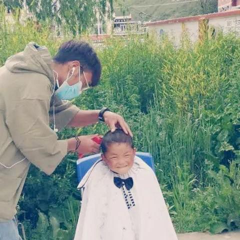 乡村理发师的生活现状与待遇揭秘