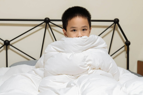 小孩子睡鸭绒被真的好吗？全方位分析鸭绒被的优缺点及适用情况