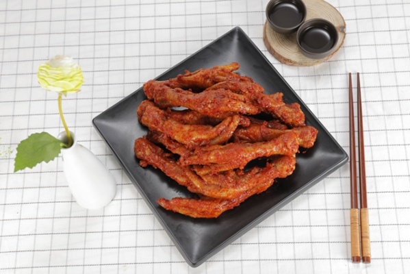 韩国甜辣鸡爪零食，一口咬下，幸福感爆棚！