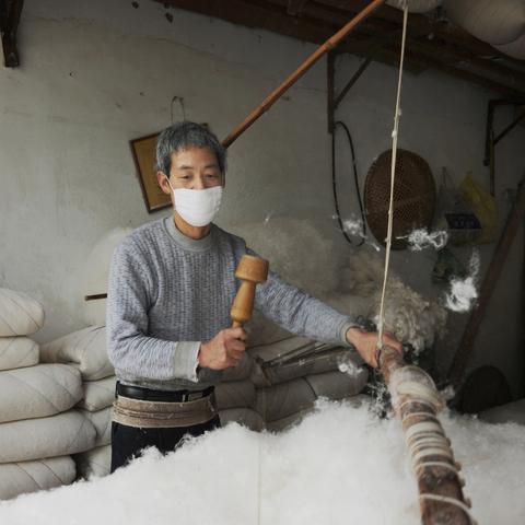 鸭绒被与蚕丝被，哪个才是冬日里的温暖守护者？
