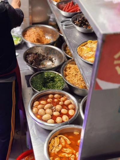 柳州特色美食之旅—探秘即食莲藕零食品牌店