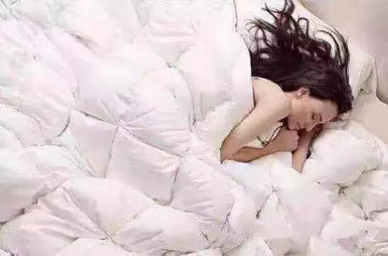 揭秘女孩的梦境，睡觉时为何偏爱鸭绒被？