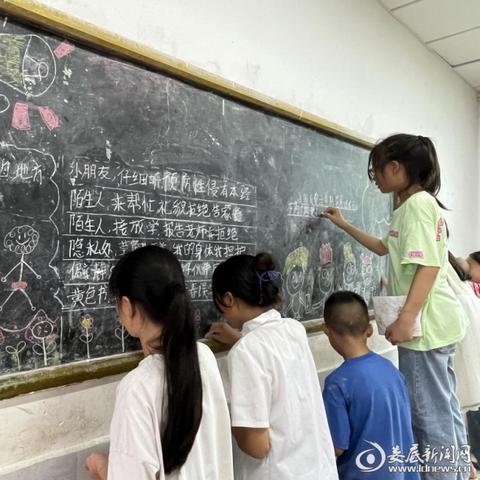 四年级学生如何绘制美丽乡村手抄报—图文并茂的创意指南