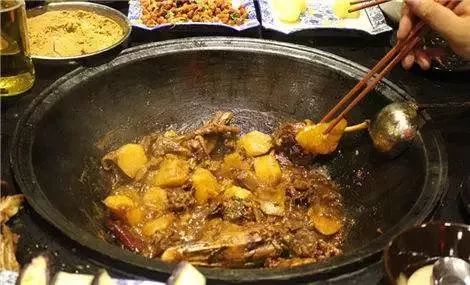 俄罗斯乡村铁锅炖，一顿暖心的家常美味