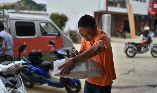 乡村老人快递上门，幸福生活触手可及