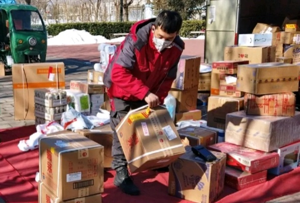 乡村老人快递上门，幸福生活触手可及