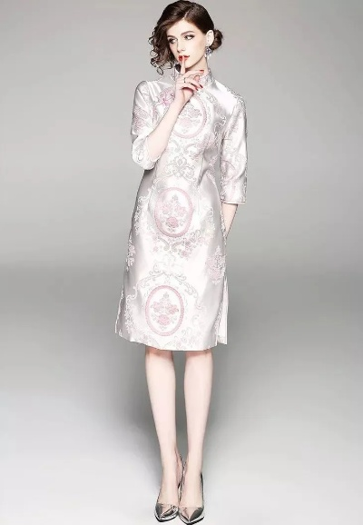 穿上潮流与传统的融合—潮牌刺绣旗袍定制品牌探秘