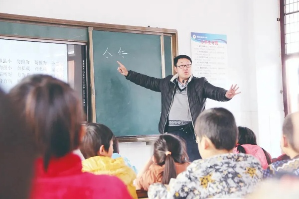 如何当好一名乡村小学校长—用心耕耘，点亮乡村教育之光