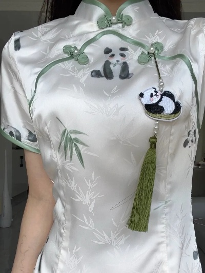 萌动童趣，国宝熊猫与旗袍的时尚碰撞—儿童大熊猫旗袍品牌故事