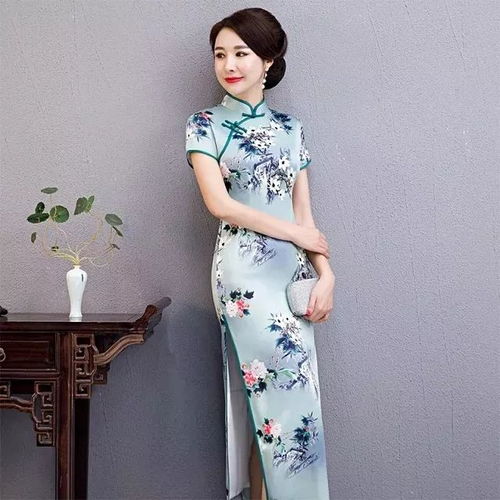 米白色旗袍，优雅气质的完美演绎—推荐几款值得拥有的女装品牌
