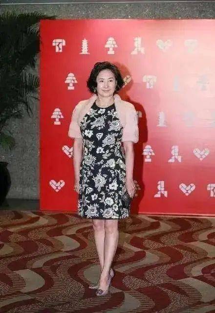 挂脖旗袍，优雅不贵，这些平价品牌让你美美哒！