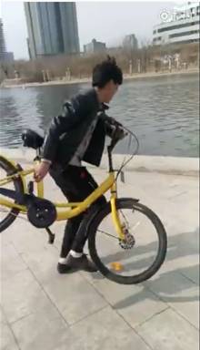 男子直播扔共享单车，一场荒唐的表演引发的思考