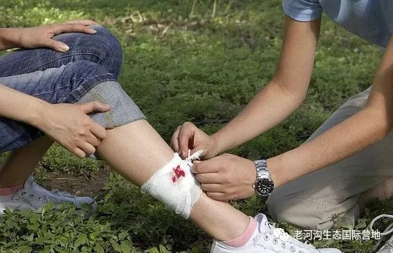 乡村公路意外受伤，如何正确处理？