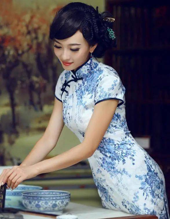 深蓝色旗袍，优雅女性的时尚之选—品牌推荐与选购指南