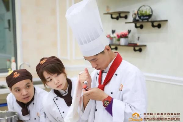 坪山学西点师傅哪家强？揭秘热门培训机构及成功案例