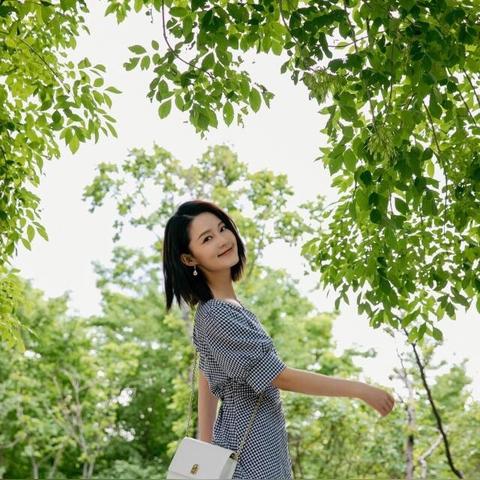 探寻复古韵味—黑白花旗袍鞋子的品牌故事与搭配指南