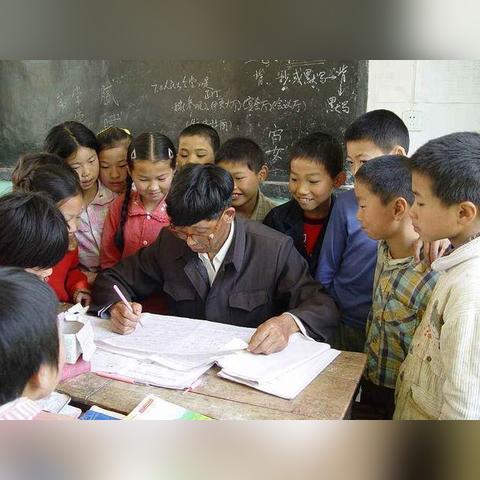 揭秘乡村教师工资构成，如何计算这份坚守的报酬？