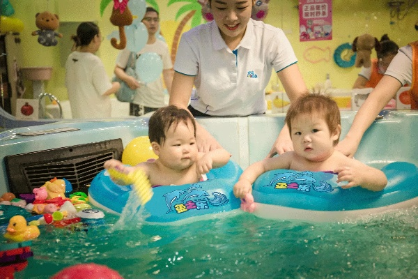 江苏省早教游泳加盟店—开启宝宝水中的奇妙旅程