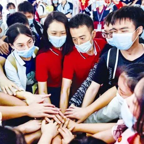 三色旗袍书包，时尚与传统的完美融合—品牌推荐与案例分享