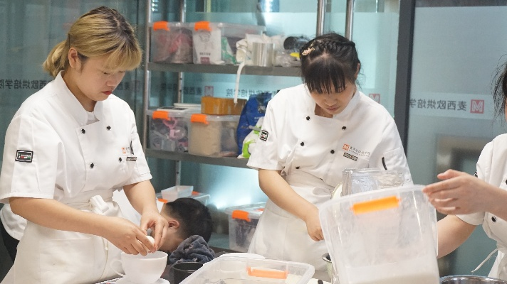 重庆学西点哪家强？揭秘本地热门西点培训机构及成功案例