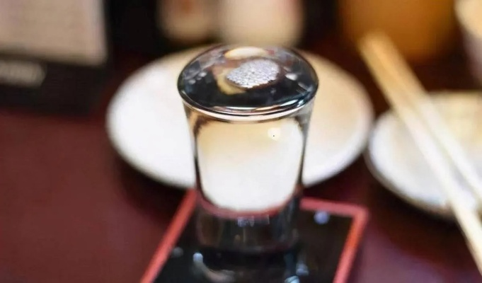 开平白酒，醇香四溢，品质领先，当之无愧的榜首之选！