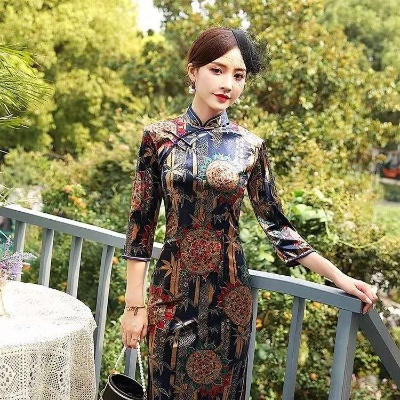 穿出东方美学！手把手教你选对金丝绒旗袍