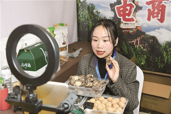直播带货如何激活乡村经济？从土特产到网红品的破局之路