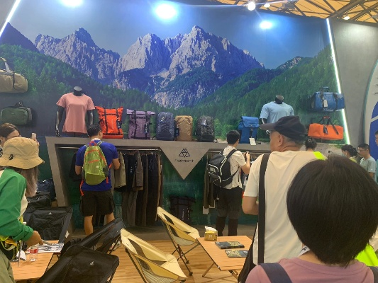 岚山户外品牌店，探索自然，享受生活
