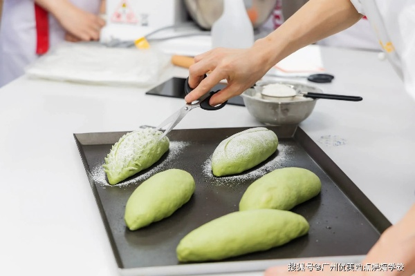 学烘焙西点速成班去哪里学？3大渠道+真实案例，手把手教你避坑