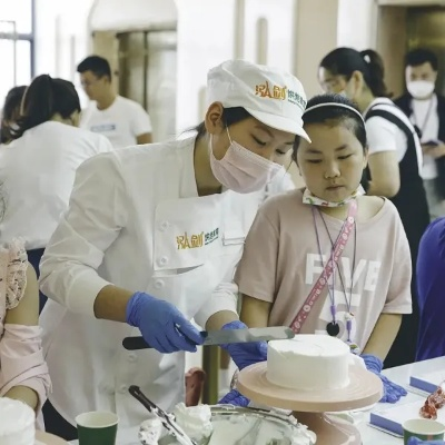 学烘焙西点速成班去哪里学？3大渠道+真实案例，手把手教你避坑