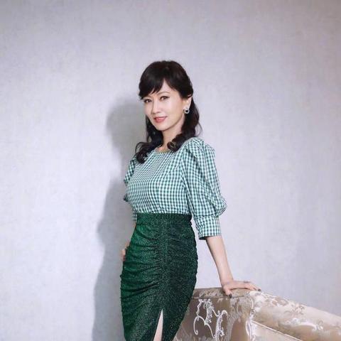 旗袍与美甲的完美搭配指南，手把手教你选对美甲品牌和款式